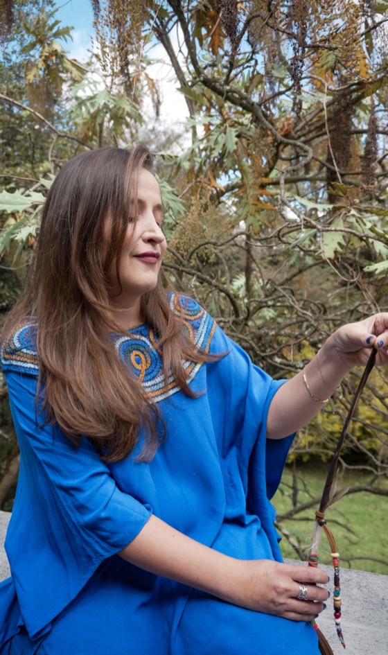 Caro Moreno al aire libre, sosteniendo una pluma
